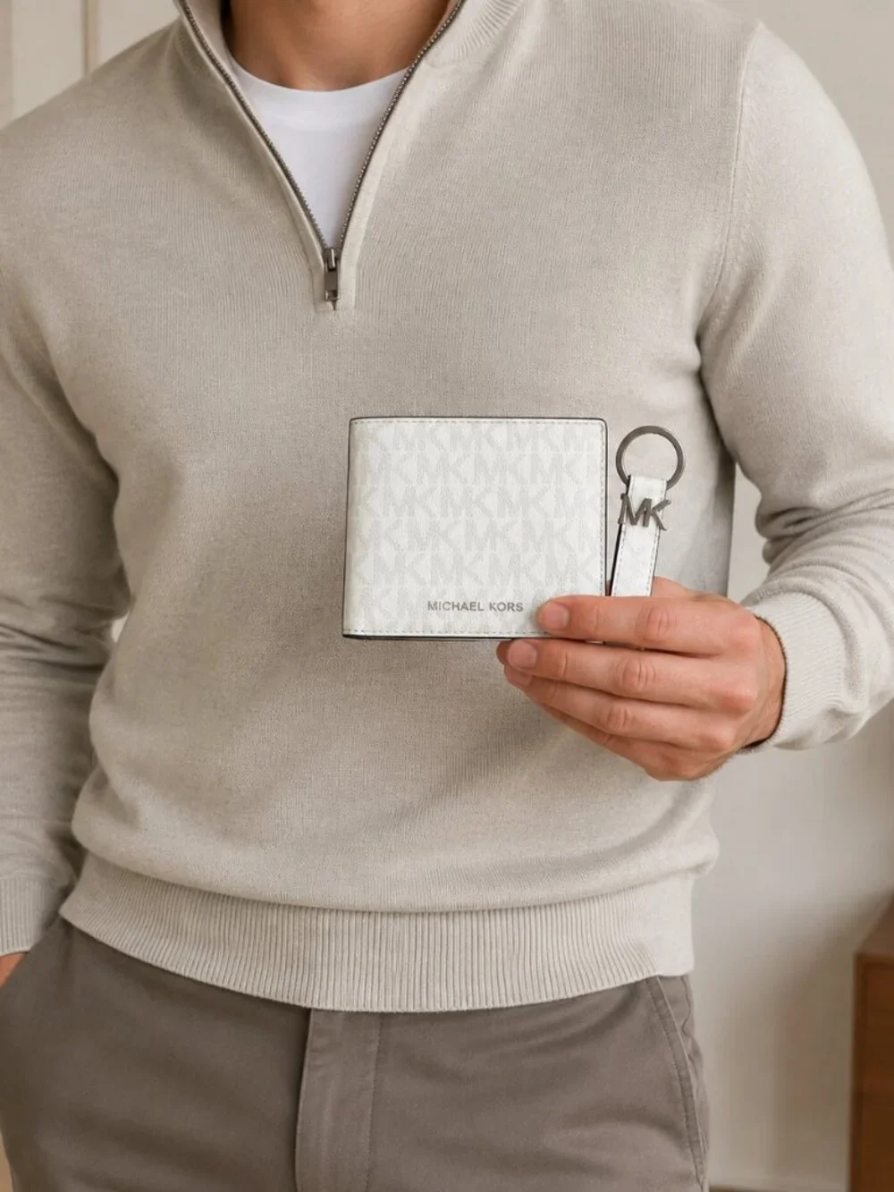 NIB Michael Kors Bright White Logo Wallet & Keychain Gift Set $168